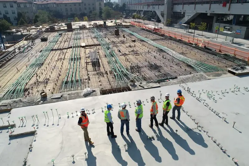 Équipe de chantier sur une grande dalle