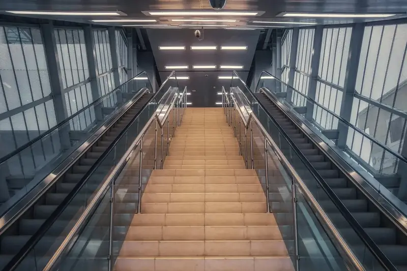 Escaliers mécaniques dans un bâtiment vitré